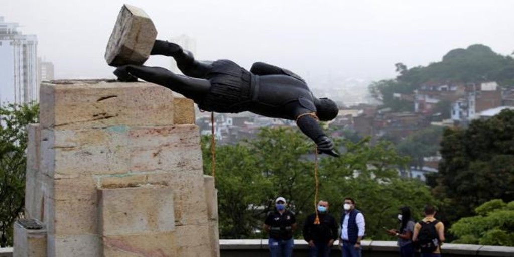 Colombia: comunidades originarias derriban estatua de conquistador y confluyen en la Minga Indígena Nacional
