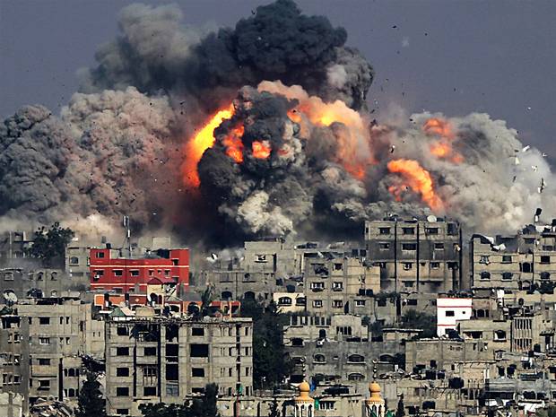 Una mortaja de fuego sobre el cadáver de Gaza.