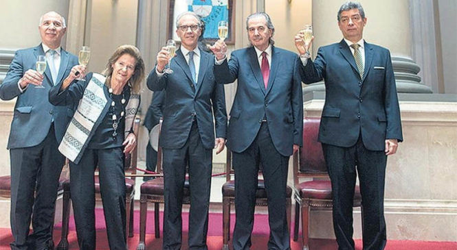 La Corte, la Constitución y las autonomías: No judiciable