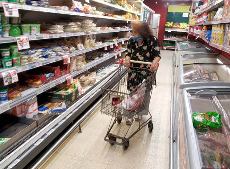 El precio de los alimentos se reproduce más rápido que la inflación y ambos le ganan al salario formal