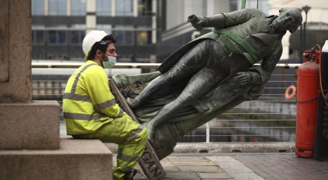 Derribar estatuas no borra la historia, nos hace verla con más claridad