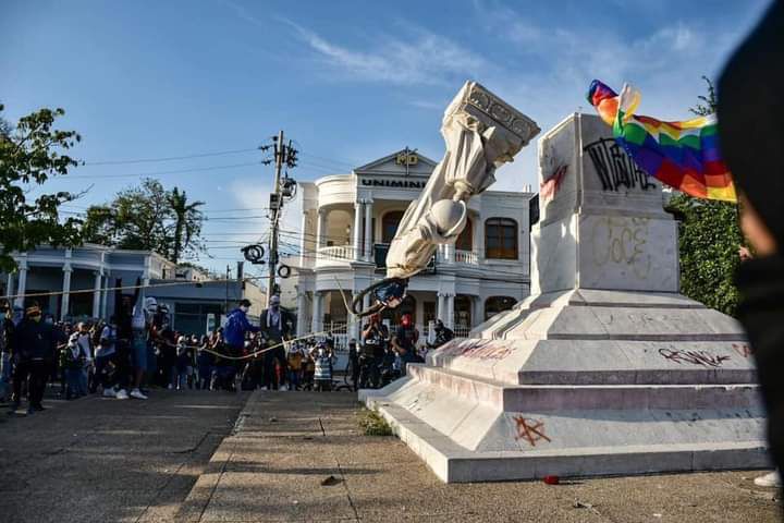 Colombia: derriban un monumento de Colón en Barranquilla