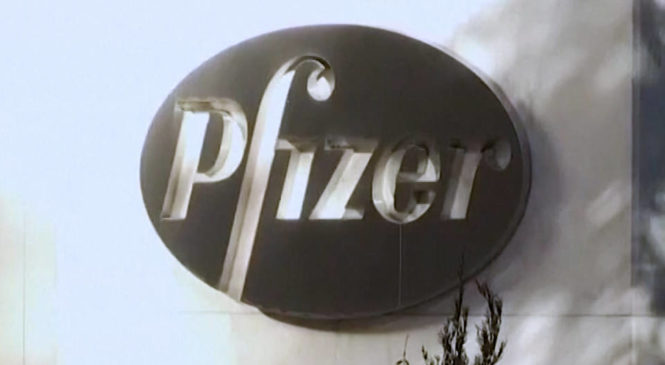 En medio de crecientes ganancias, Moderna y Pfizer aumentan los precios de sus vacunas contra la COVID-19