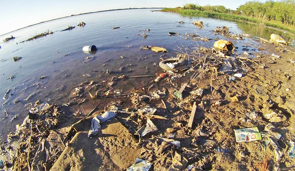El fuego no está solo: los desechos plásticos son otra amenaza para el río Paraná y su fauna
