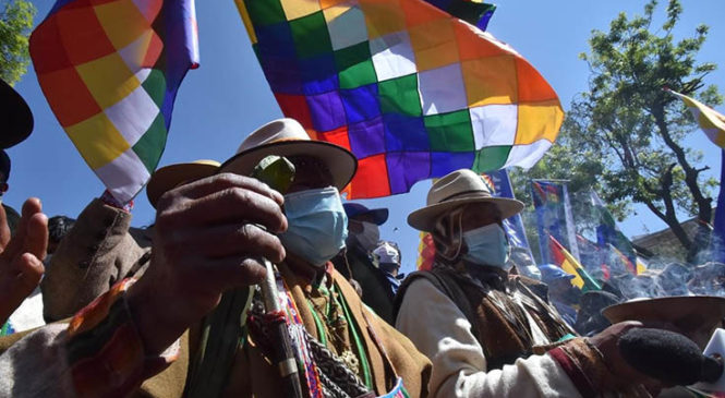 Bolivia: rechazan ofensas a la wiphala por asambleístas cruceños