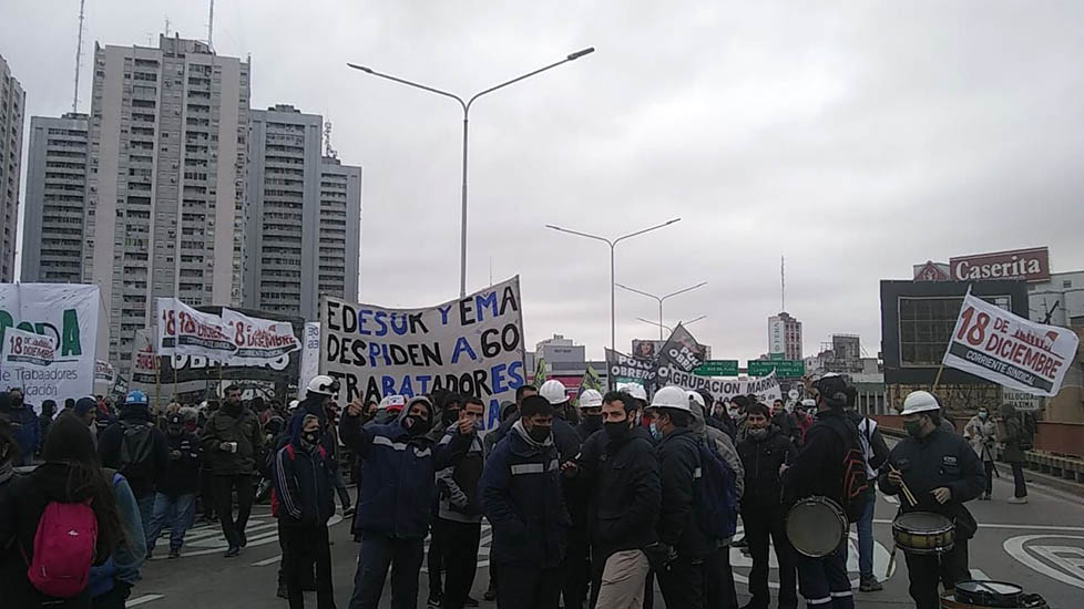 Trabajadores despedidos de EMA Servicios realizaron un corte en el Puente Pueyrredón