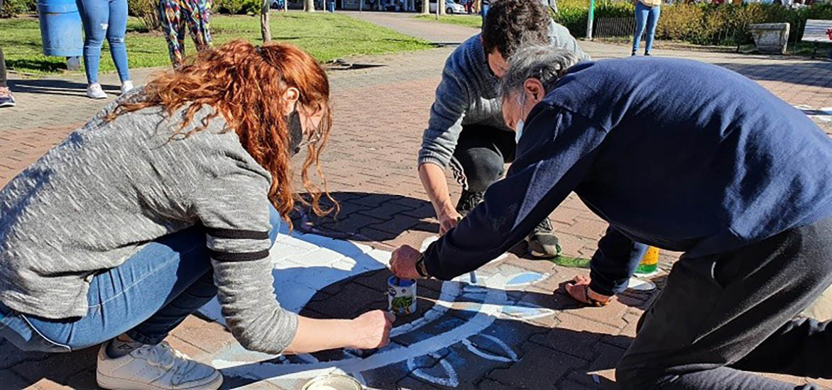 Restauraron los pañuelos blancos que habían sido vandalizados en la plaza de Olavarría