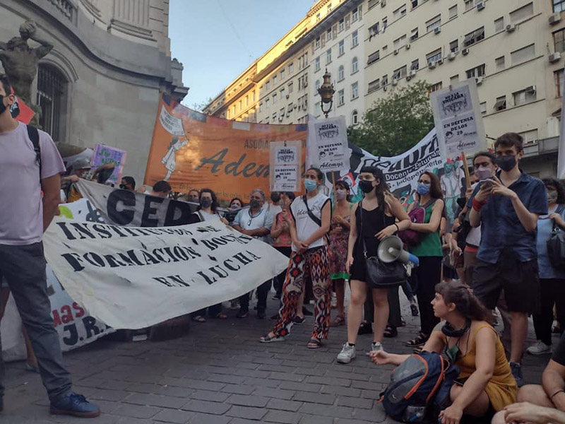 La movilización de docentes y estudiantes enfrenta los intentos de reforma educativa en la CABA