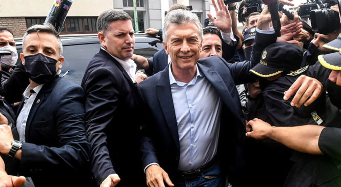 El juez Bava procesó a Macri por espionaje a los familiares del ARA San Juan: “Nos remonta a épocas oscuras”