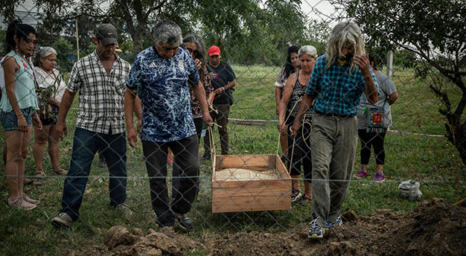 Siete ancestros fueron reenterrados en Villa La Ñata luego de una década de lucha