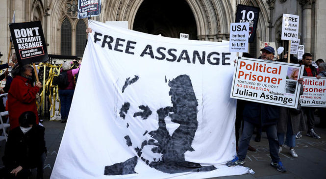 ¡Dejen de criminalizar a la prensa!: La persecución de Biden contra Julian Assange
