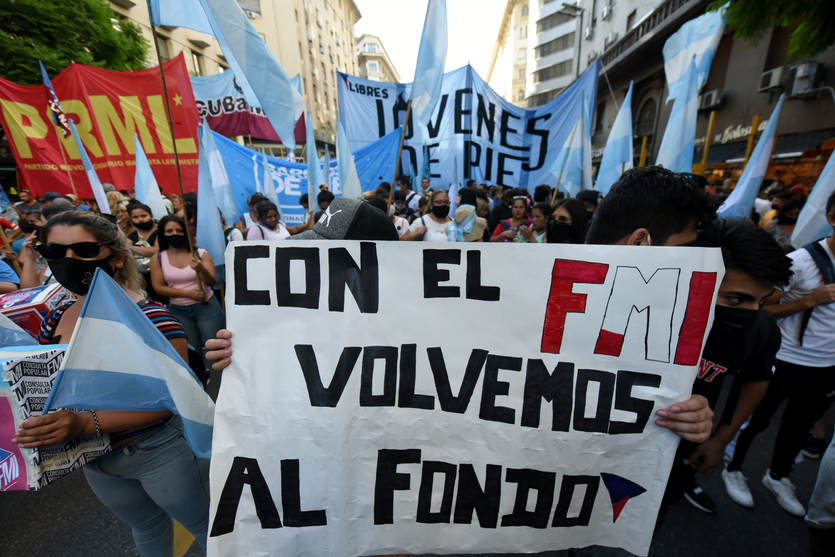 Deuda e inflación en alza agrava impacto social regresivo en Argentina