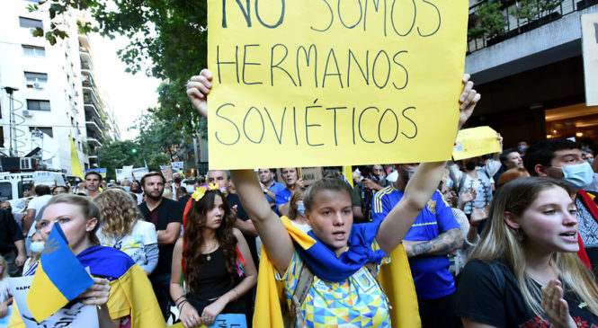 Ucranianos se manifestaron frente a la embajada de la Federación de Rusia