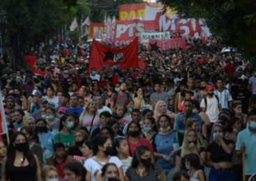 Córdoba: grupo de encapuchados atacó y amenazó con armas a la marcha contra el acuerdo con el FMI