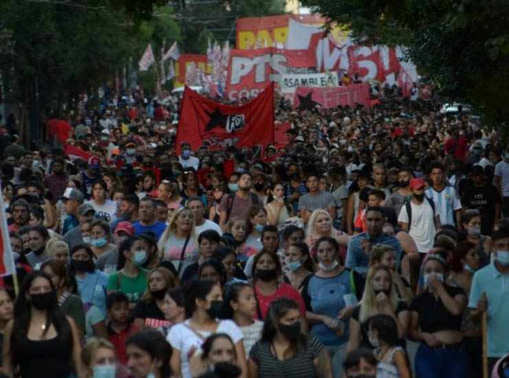 Córdoba: grupo de encapuchados atacó y amenazó con armas a la marcha contra el acuerdo con el FMI