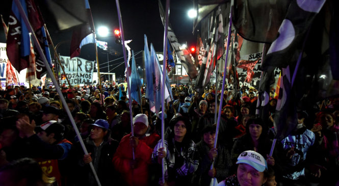 Segundo día de acampe frente a Desarrollo Social