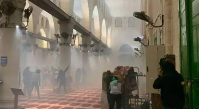 Una irrupción israelí en la mezquita de Al-Aqsa deja 150 personas heridas