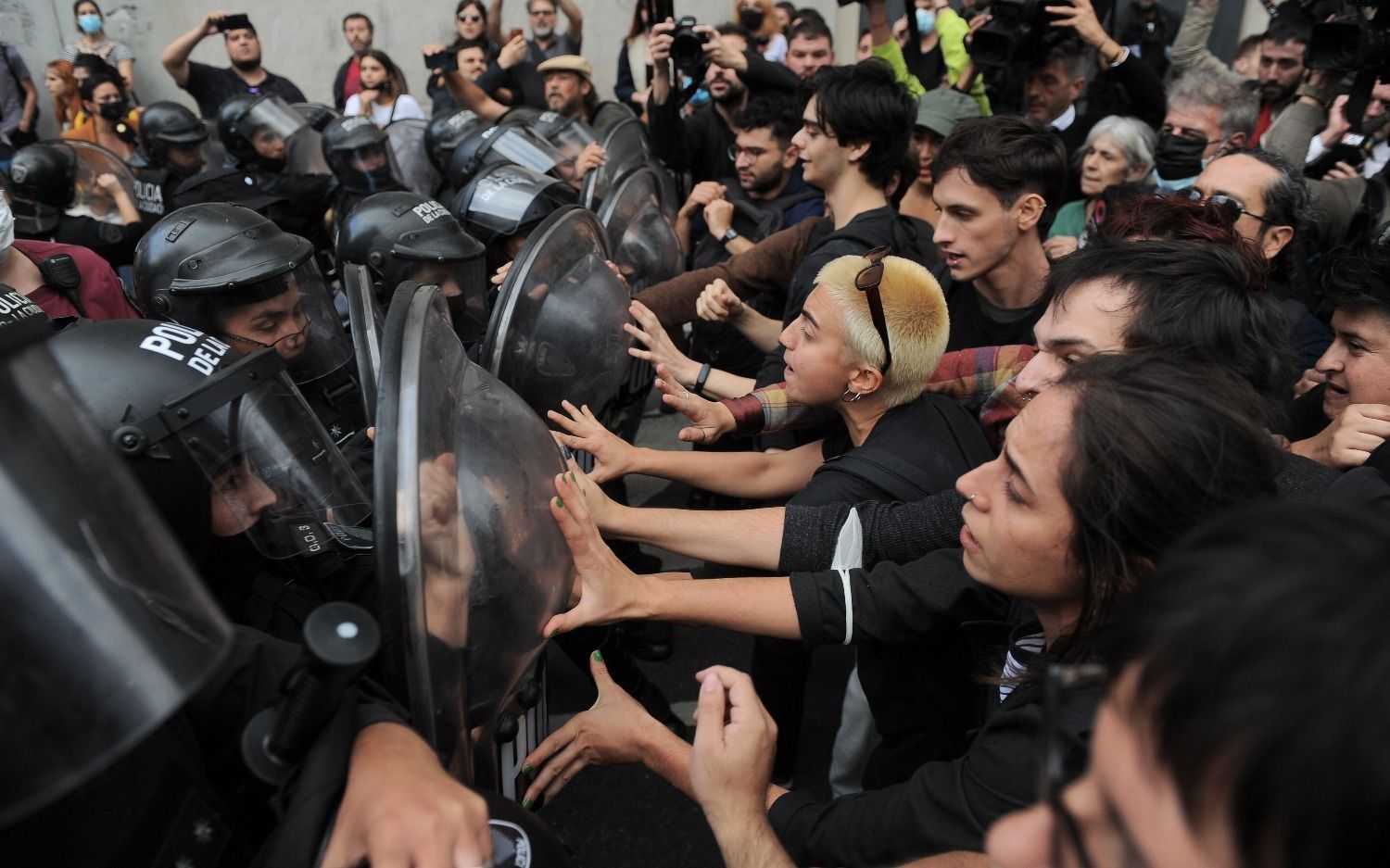 INCAA: Represión a trabajadores que reclamaban contra el desfinanciamiento del cine argentino - Indymedia Argentina Centro de Medios Independientes (( i ))