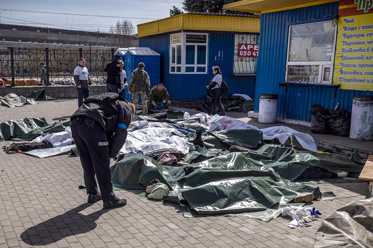Ucrania y Rusia se tensan por ataque a estación de tren que dejó al menos 50 muertos y 100 heridos