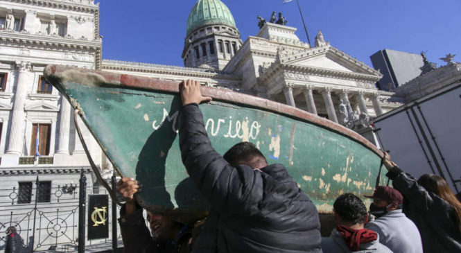 Con un “canoazo” frente al Congreso, trabajadores de la pesca reclamaron políticas públicas para el desarrollo del sector