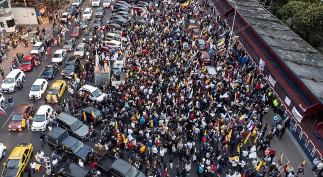 Ecuador: Lasso levanta bandera blanca y reduce precio de combustibles. Conaie lo considera insuficiente