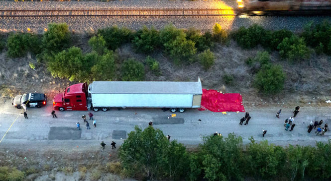 Hallan 50 migrantes muertos en un camión en el sur de EE UU