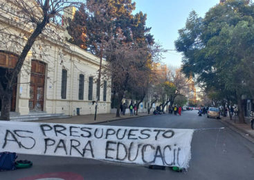 La Plata: Estudiantes de la secundaria reclaman calefacción en medio de la ola polar