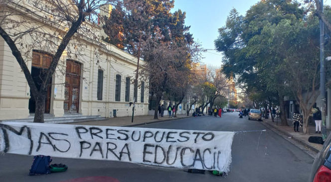 La Plata: Estudiantes de la secundaria reclaman calefacción en medio de la ola polar