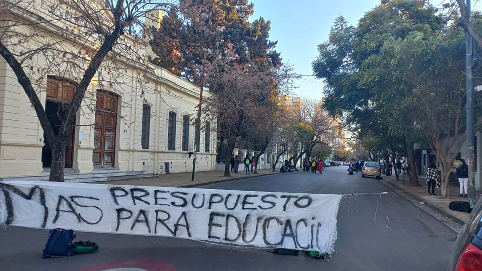 La Plata: Estudiantes de la secundaria reclaman calefacción en medio de la ola polar