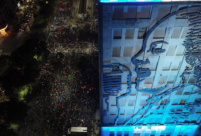 Multitudinaria marcha de antorchas para recordar a Evita