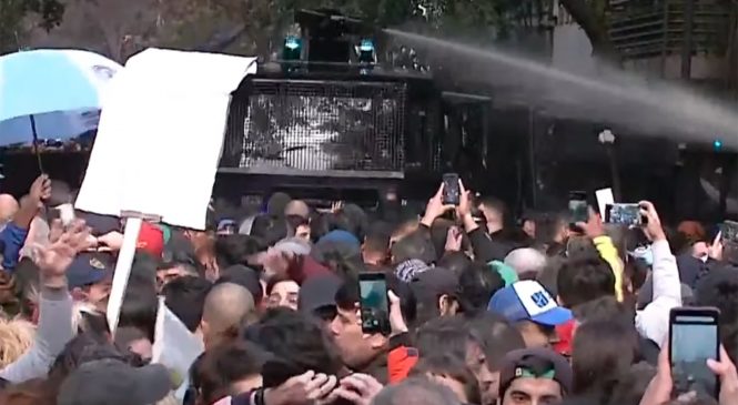 La Policía de la Ciudad reprime a manifestantes en la casa de Cristina Kirchner