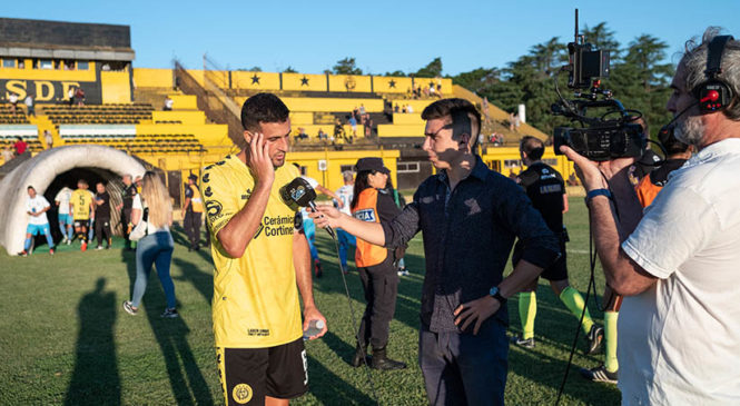 “En la Cancha” (Fútbol, Televisión y Censura), la historia de un monopolio contra un medio comunitario