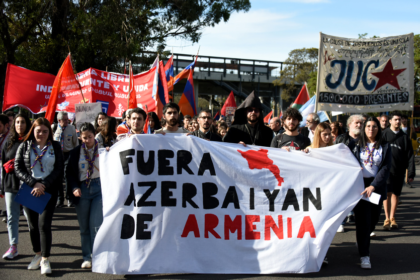La comunidad armenia marchó a la embajada de Azerbaiyán