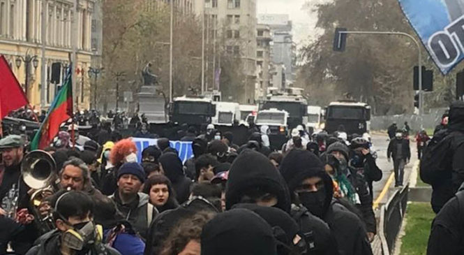 Chile: en marcha que conmemoró golpe de Estado, la policía secuestró dos menores y provocó trauma ocular en una joven
