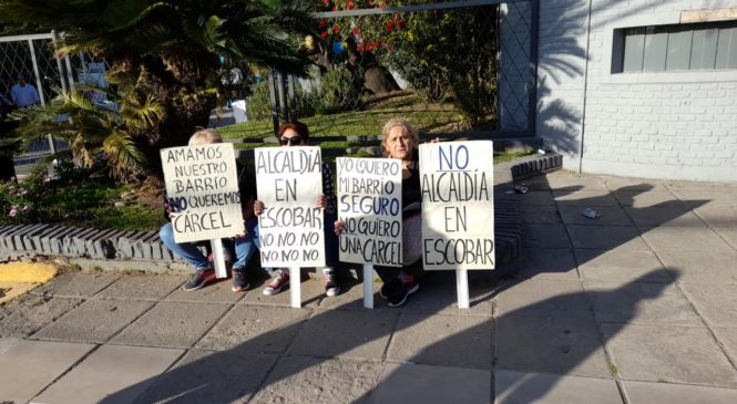 Manifestación en la Fiesta de la Flor contra la construcción de la alcaidía en Escobar