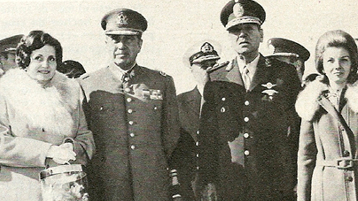 Lucía Hiriart de Pinochet, su esposo, Juan Perón y María Estela Martínez de Perón.