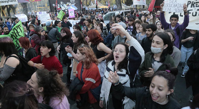 Estudiantes concentran frente al ministerio de Educación mientras cuatro colegios siguen tomados