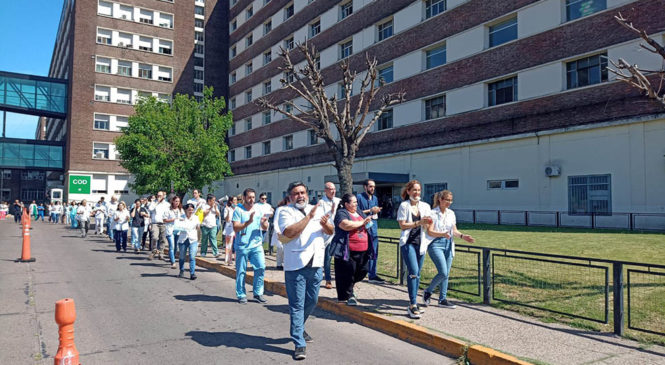 Más de 300 profesionales del Posadas realizaron un abrazo al hospital