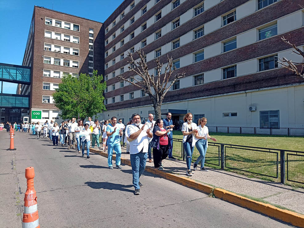 Más de 300 profesionales del Posadas realizaron un abrazo al hospital