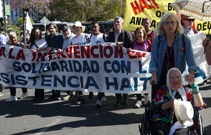 Movilización de repudio a la intervención yanqui en Haití en la embajada de EEUU en Buenos Aires