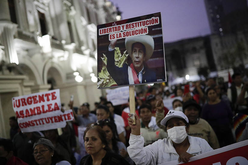 Perú: 20 muertos por violencia represiva. Continúan movilizaciones por cierre del Congreso