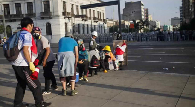 Perú: represión policial a nueva marcha en Lima contra el Gobierno