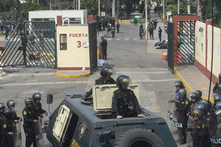 Perú. Dictadura cívico-militar ordena violento desalojo de Universidad de San Marcos: Hay cientos de detenidos por la policía