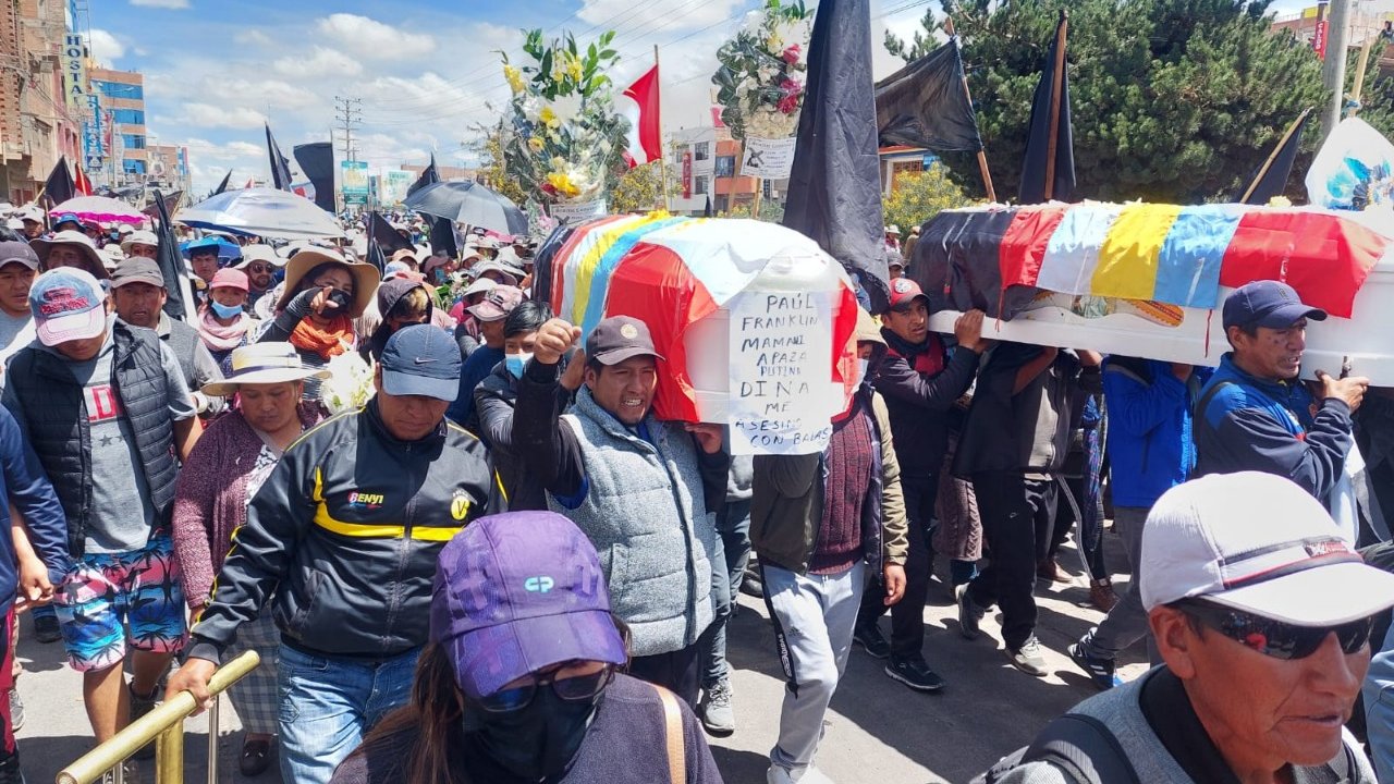 Perú: 17 ataúdes recorren Juliaca mientras la lucha popular no da un paso atrás