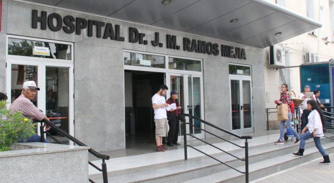 CABA: Familiares de pacientes del hospital Ramos Mejía llevan ventiladores porque no anda el aire acondicionado