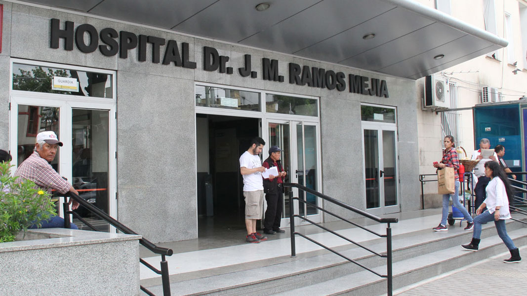 CABA: Familiares de pacientes del hospital Ramos Mejía llevan ventiladores porque no anda el aire acondicionado