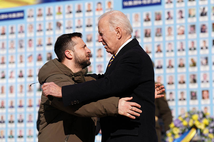 Biden en Kiev no busca la paz: 460 millones de dólares más en ayuda militar