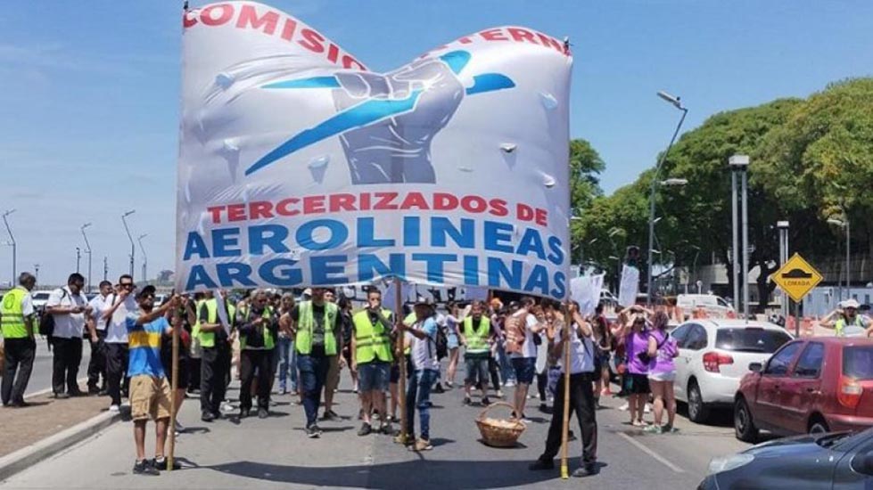Tercerizados de Aerolíneas Argentinas protestaron por reapertura de paritarias