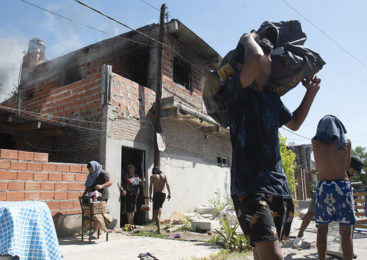 Rosario: vecinos del niño qom asesinado atacaron viviendas de los narcos