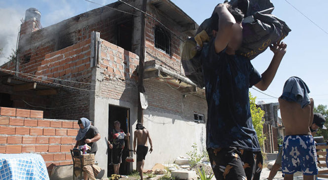 Rosario: vecinos del niño qom asesinado atacaron viviendas de los narcos